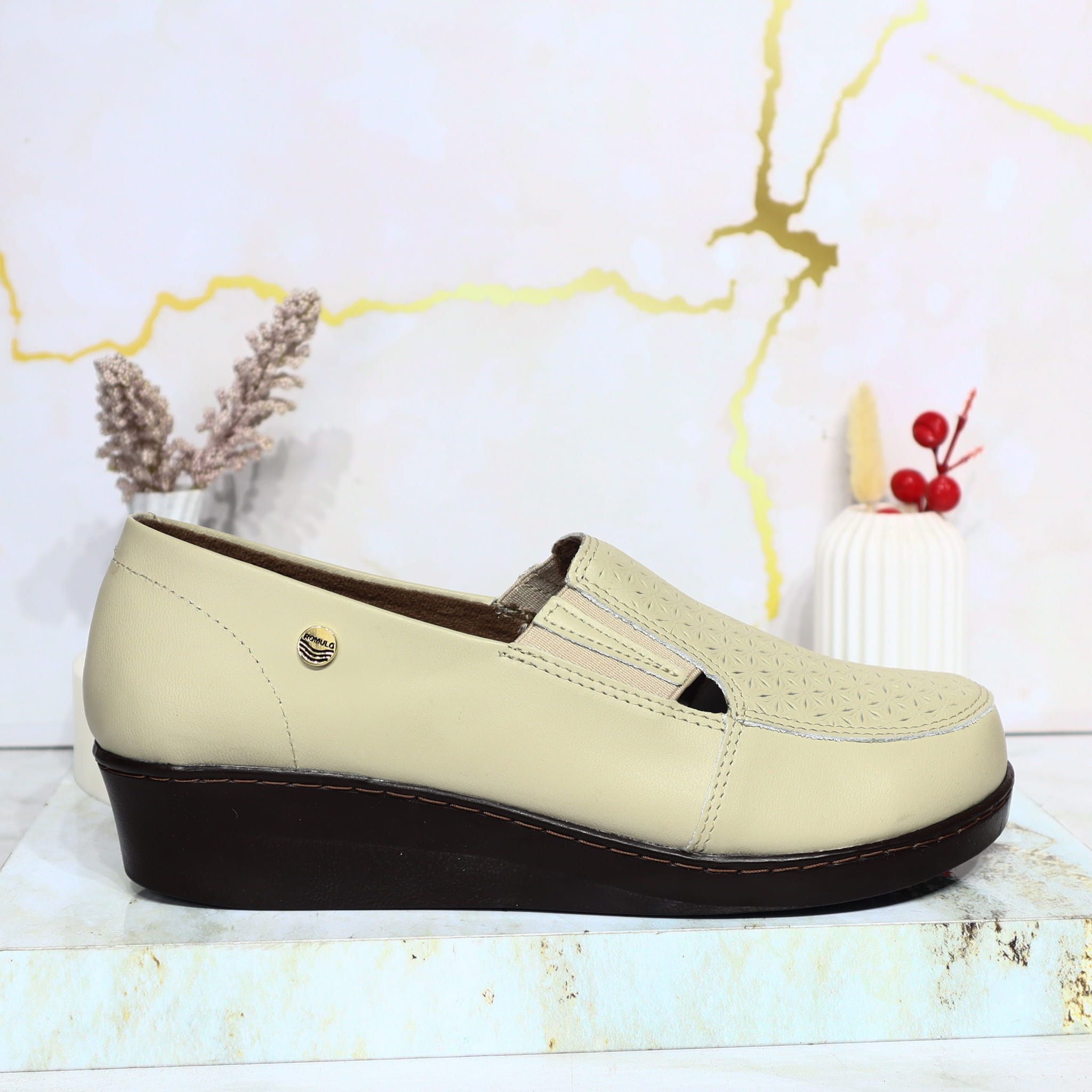 Romulo cerrado beige para mujer RO3736