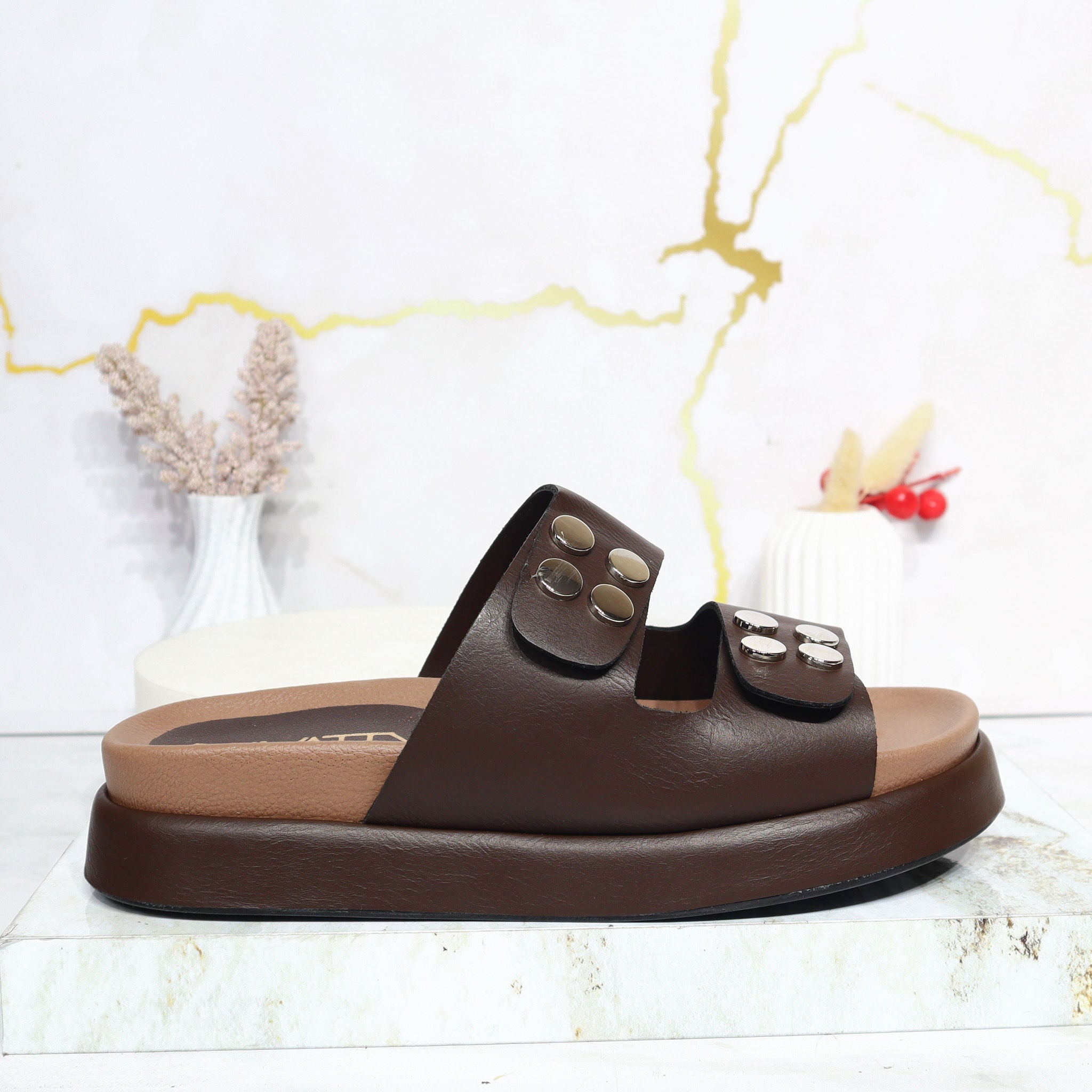 Sandalia plana cafe para mujer 02-Z43