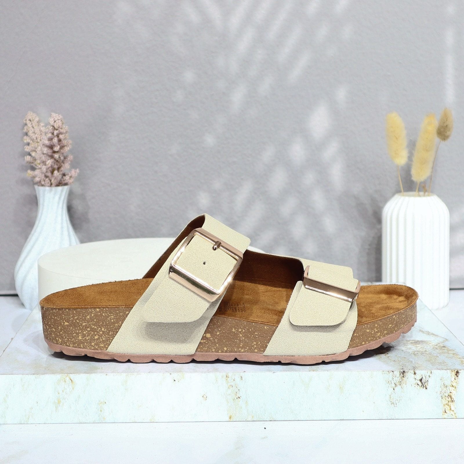 Sandalia plana arena para mujer 21000-Z620