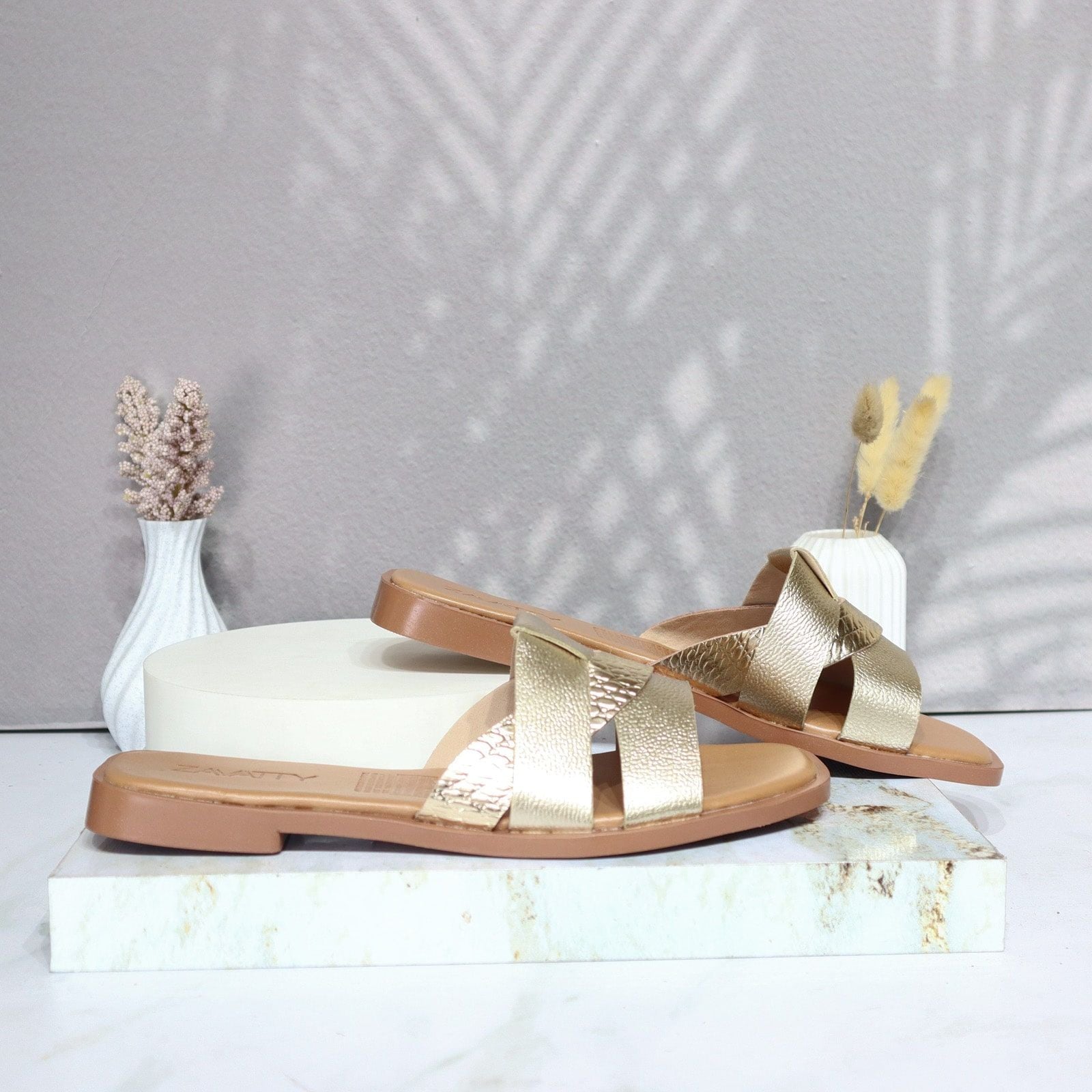 Sandalia plana oro cuero para mujer 23C06-Z19