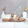 Sandalia plana taupe cuero para mujer 25C36-Z19