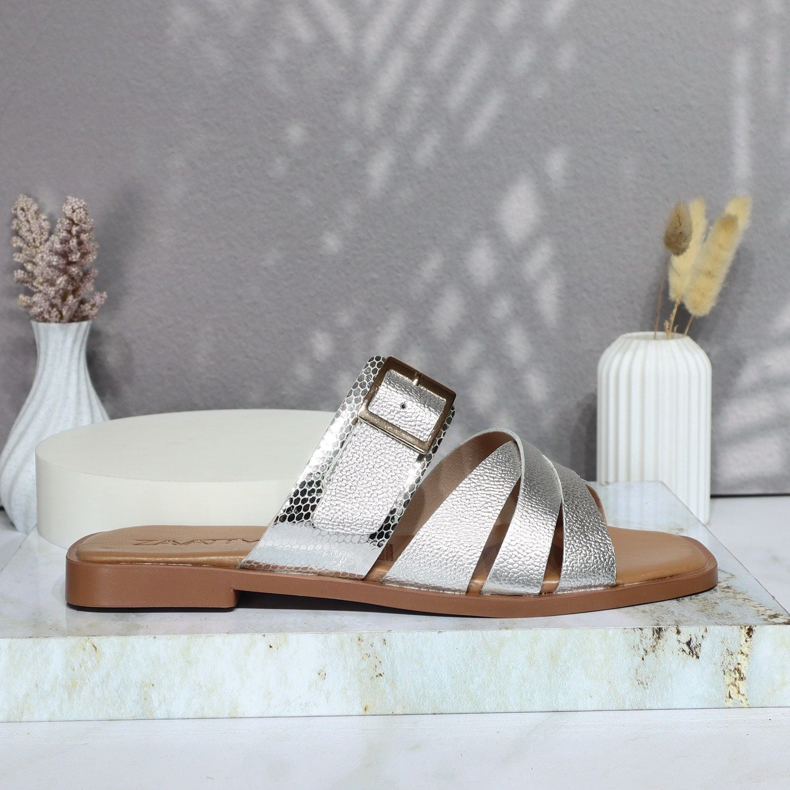 Sandalia plana plateado cuero para mujer 25C38-Z19