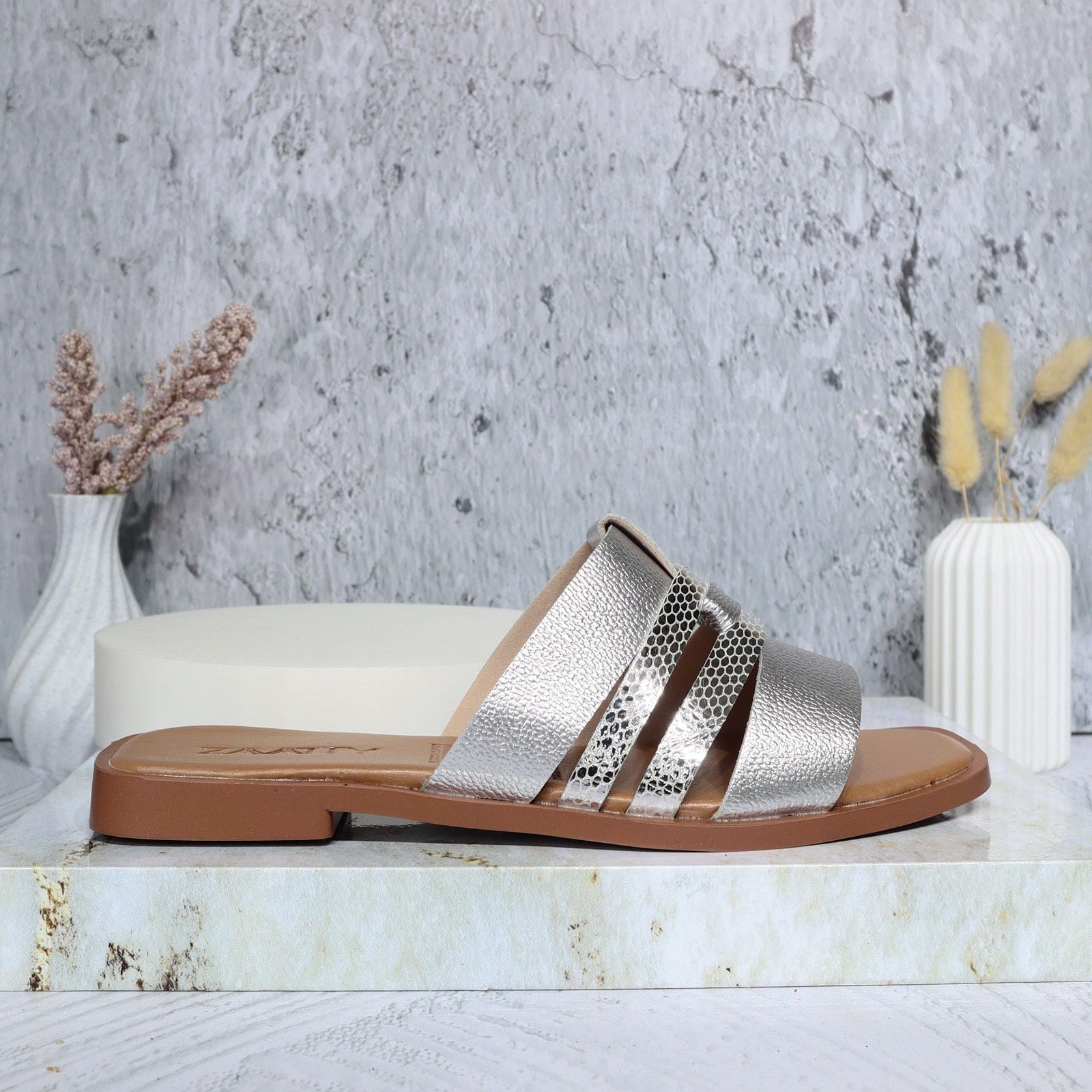Sandalia plana plateado cuero para mujer 25C39-Z19