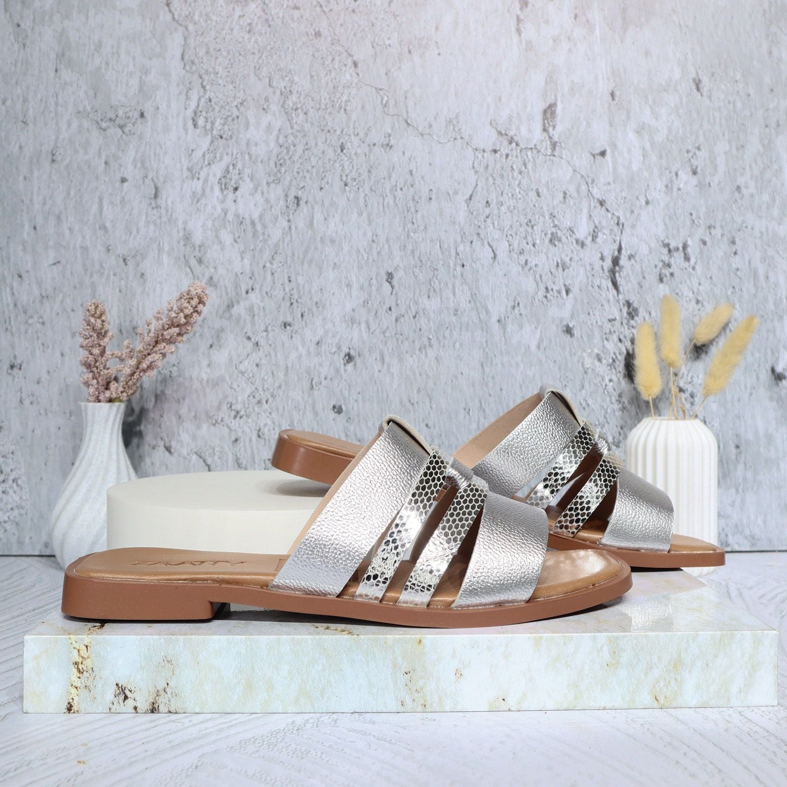 Sandalia plana plateado cuero para mujer 25C39-Z19