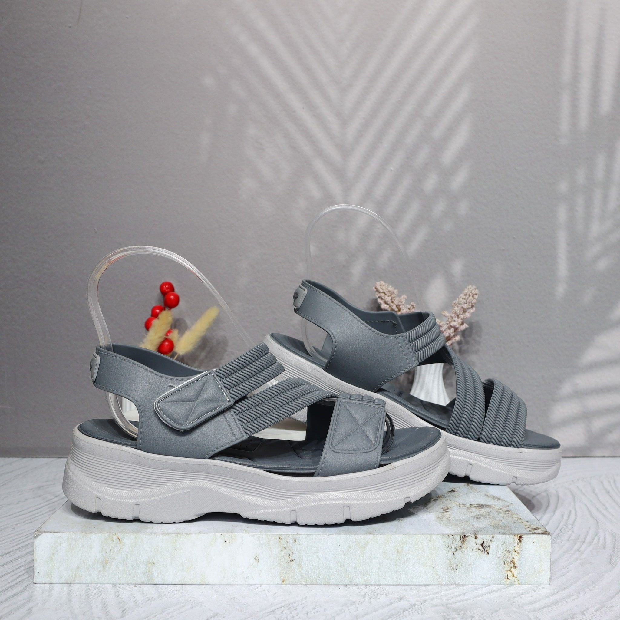 Sandalia plana gris para mujer 6171-Z619