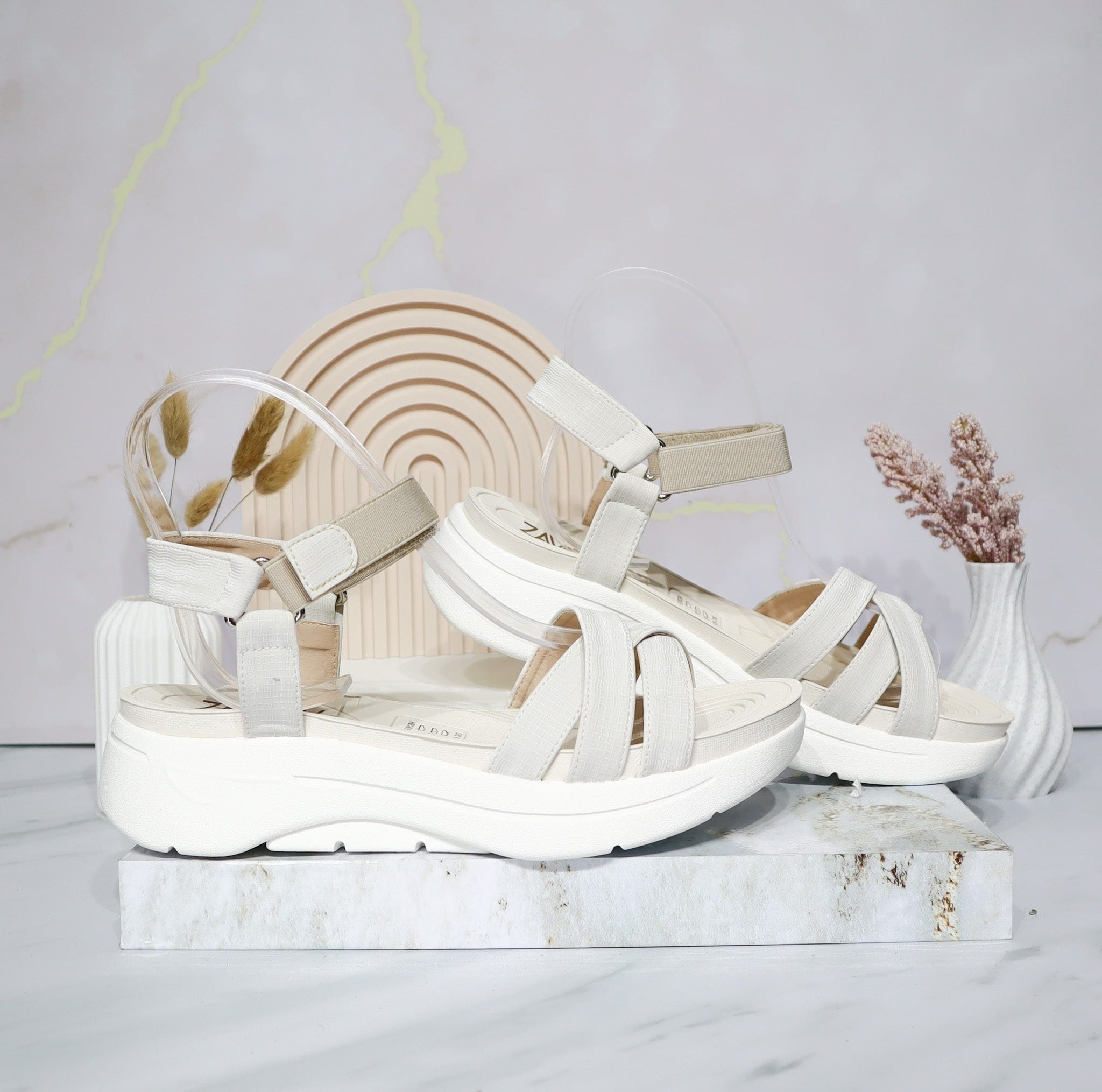 Sandalia plana humo para mujer 9037-Z83