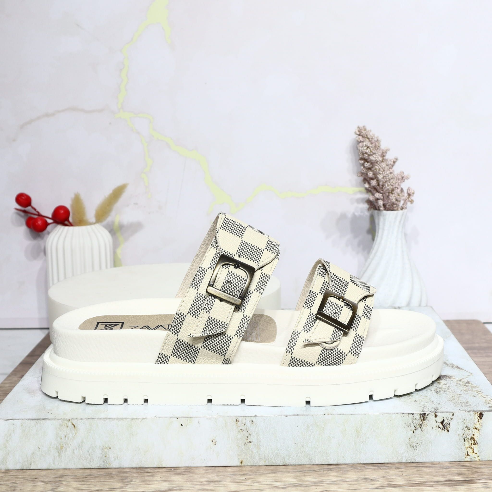 Sandalia plana cuadros beige para mujer H-CAMILA