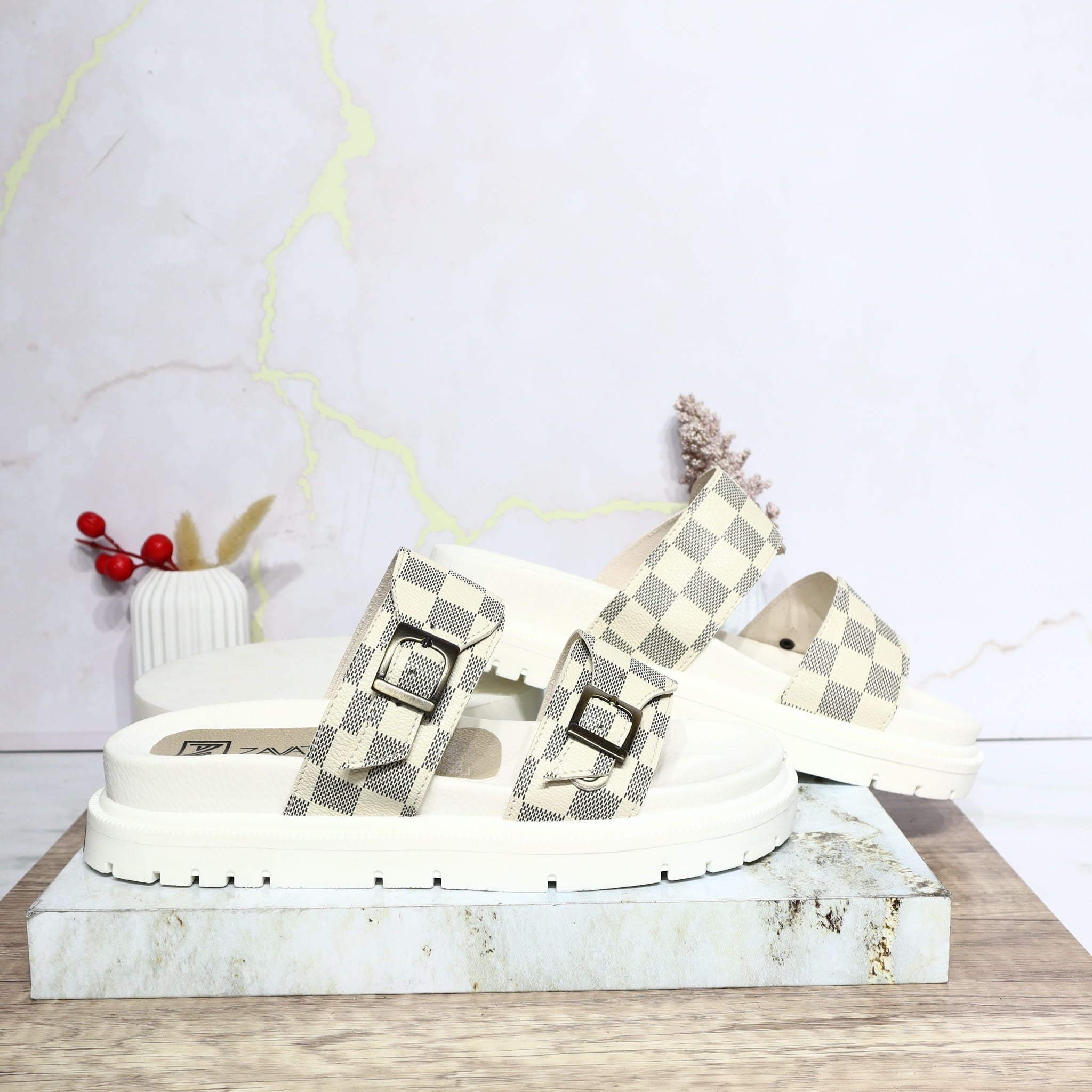 Sandalia plana cuadros beige para mujer H-CAMILA