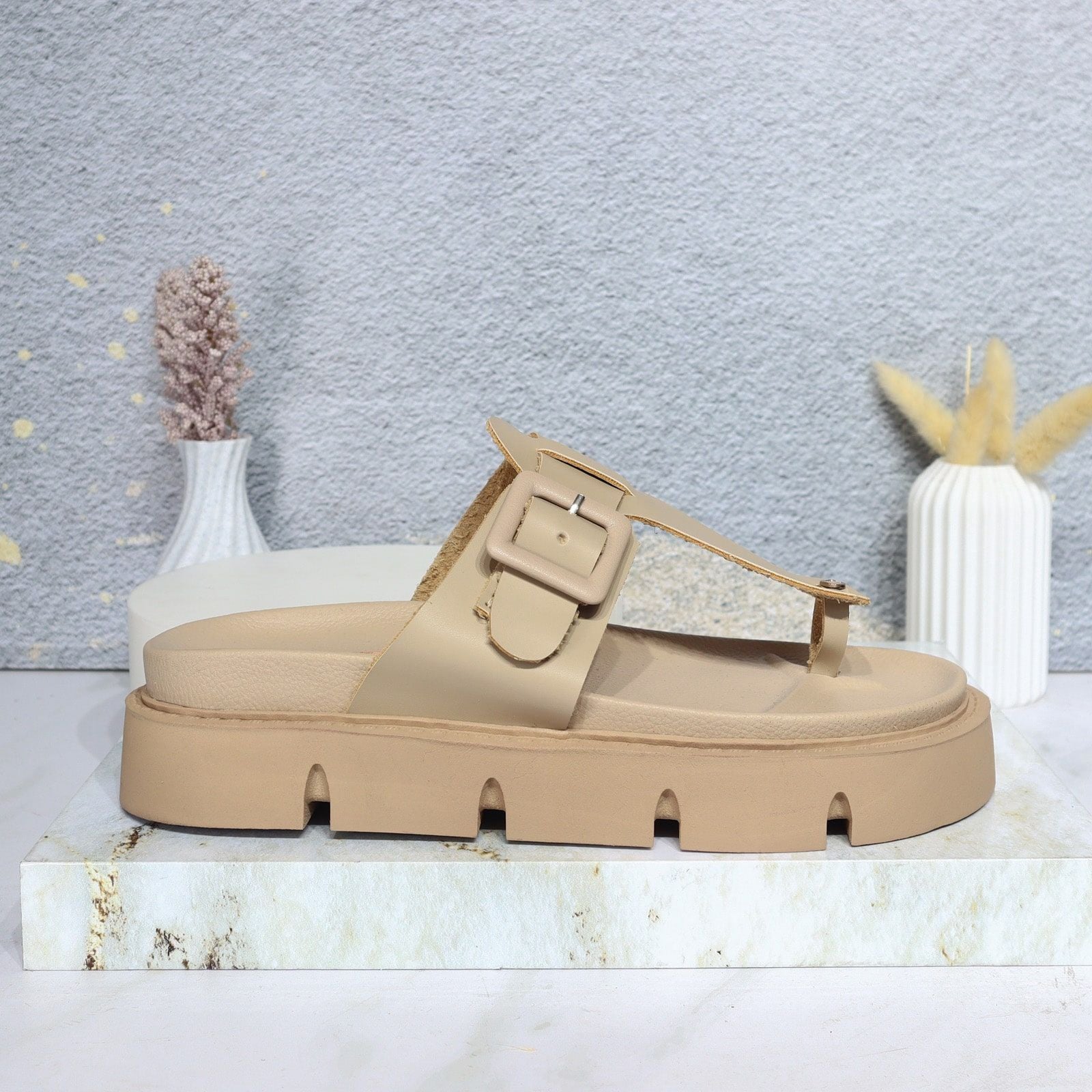 Sandalia plana arena para mujer K068-Z111