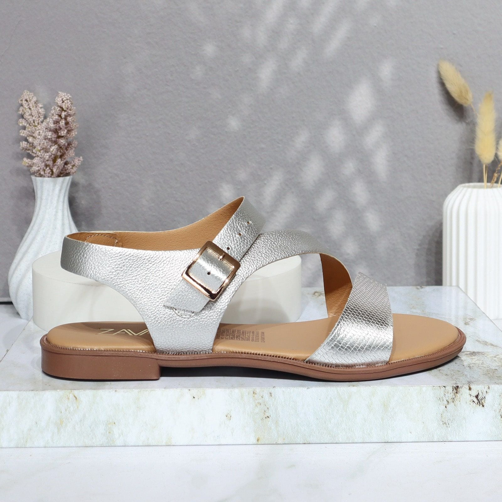 Sandalia plana plateado cuero para mujer TL112-Z19