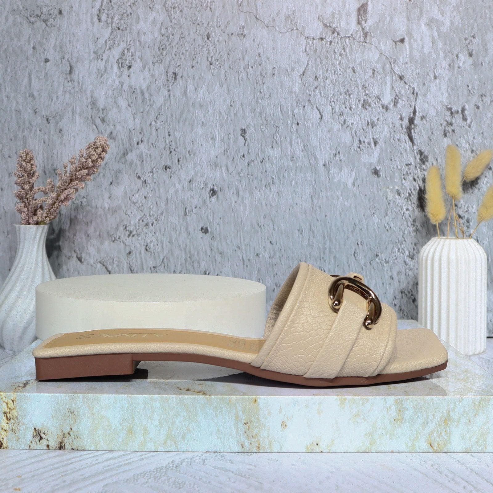 Sandalia plana beige para mujer V540-Z84