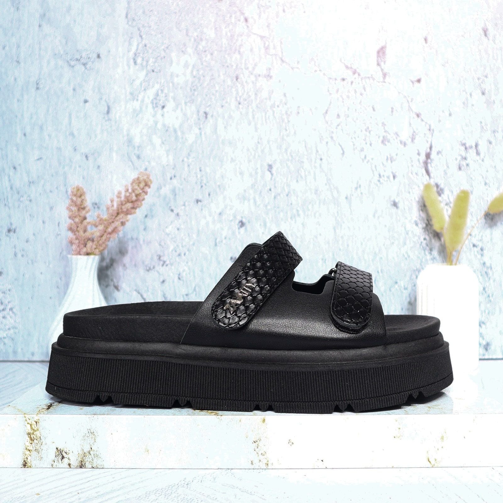 Sandalia plana negro para mujer V932-Z84