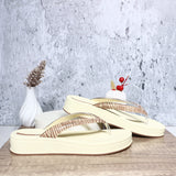 Sandalia plana beige para mujer VT27495