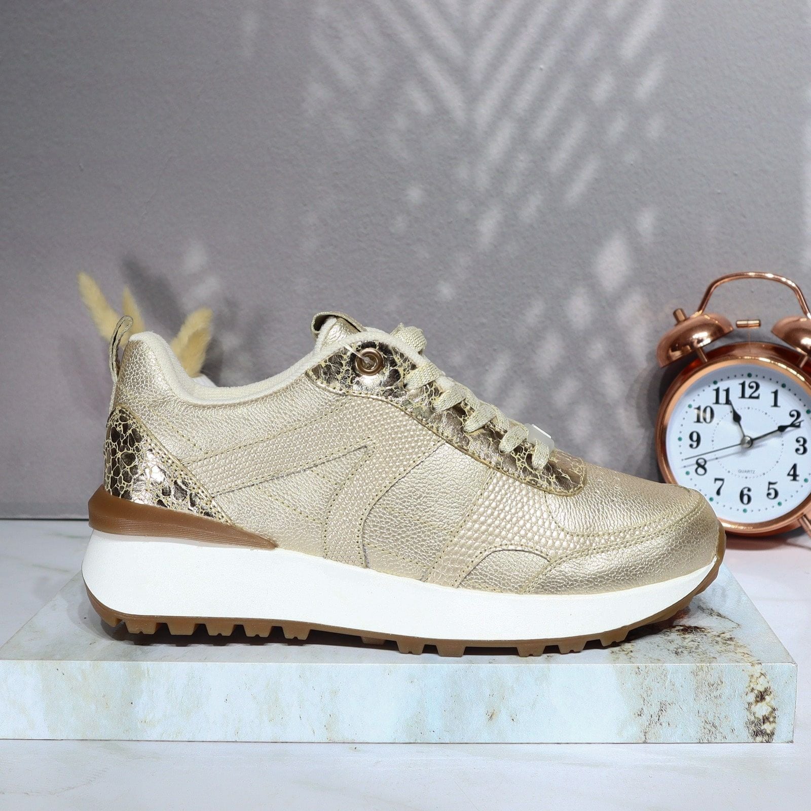 Tenis dorado para mujer TAC952