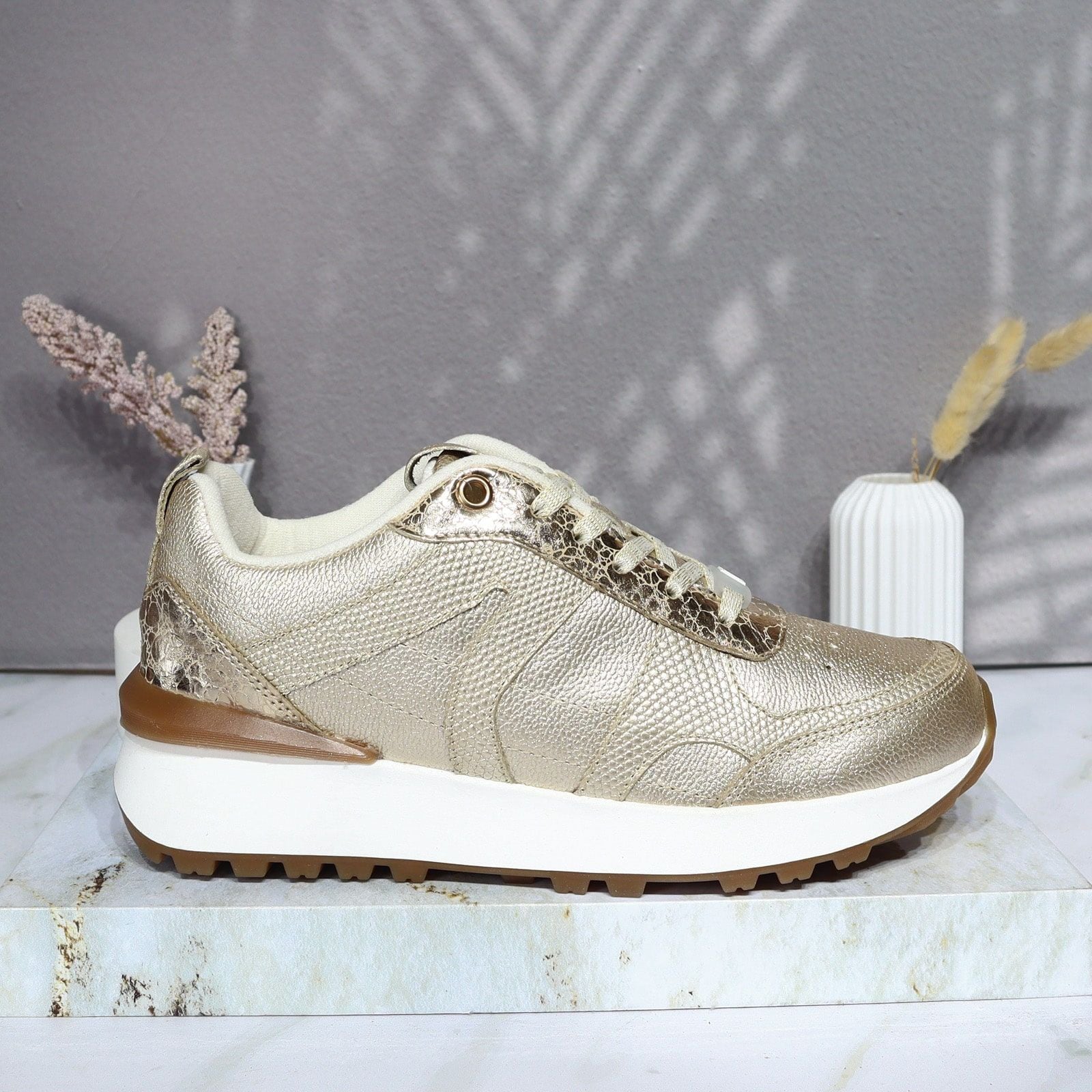 Tenis dorado para mujer TAC952
