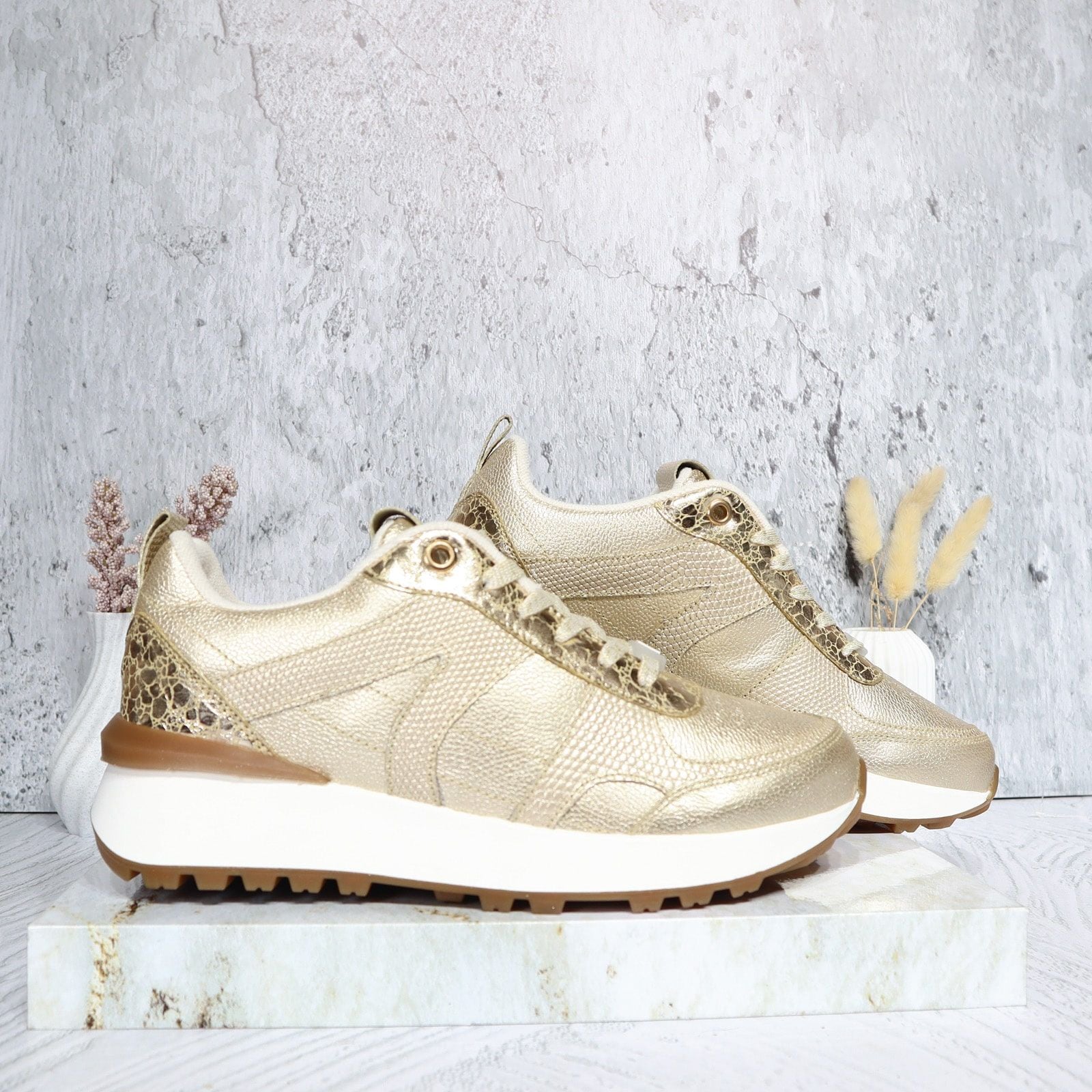 Tenis dorado para mujer TAC952